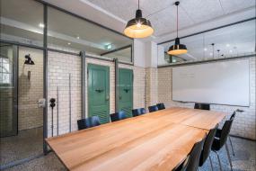 现代会议室木质墙面装修效果图片