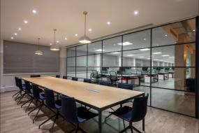 小型会议室木质背景墙装修效果图片