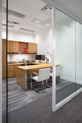 现代新中式风格办公室老板椅装修效果图