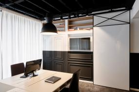 老总办公室浅色木地板装饰图片