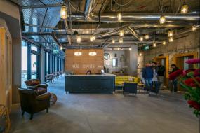 最新办公室浅色木地板装修效果图片