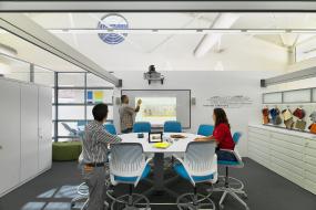 大型会议室简单室内装修效果图