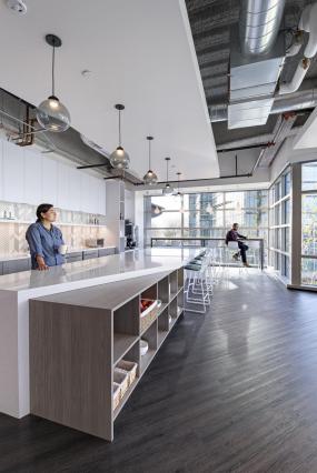 上海现代办公室专业装修效果图2018赏析