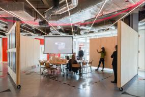 现代时尚小型办公室摆设装修图片