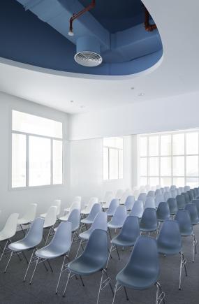 2018最新现代办公室室内布置设计效果图片