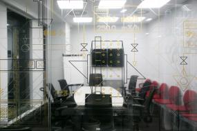 最新办公室室内玻璃隔断装修效果图图片