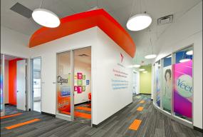 最新办公室室内玻璃隔断装修案例图片