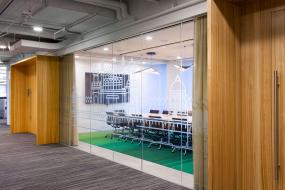 最新办公室玻璃隔断设计图片案例