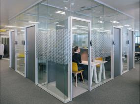 最新办公室玻璃隔断效果图