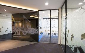 专业办公室艺术玻璃隔断装修效果图片