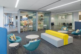 现代办公室玻璃隔断设计装修效果图片