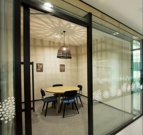 办公室玻璃隔断装修图片