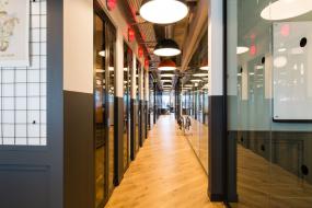 最新外国公司办公室设计装饰效果图片