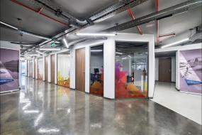 办公室室内办公玻璃隔断装修图