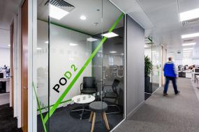 办公室室内磨砂玻璃隔断设计