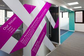 大型办公室装修办公玻璃隔断图片