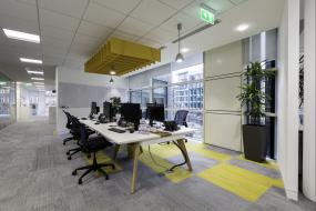 最新生物科技公司办公室装饰实景图