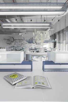 服装公司办公室装饰设计室内效果图