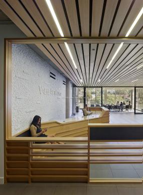 2018年现代办公室前台装修效果图