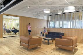 最新设计公司玻璃隔断设计装修图片