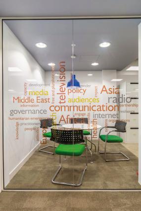 设计公司玻璃隔断精装修设计图片