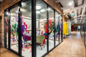 最新设计公司玻璃隔断装饰设计图