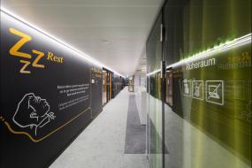 设计公司玻璃隔断装潢图片