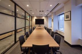 外国公司玻璃隔断设计装饰图片