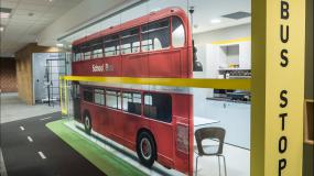 最新设计公司玻璃隔断设计装饰效果图片