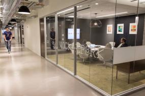 设计公司玻璃隔断装饰设计效果图片