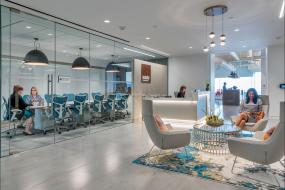 咨询顾问公司前台咨询顾问与装修效果图