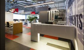 最新房地产公司前台装饰实景图