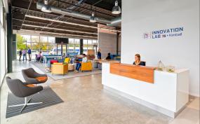 最新房地产公司前台设计装饰效果图