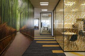 最新游戏公司办公室玻璃隔断装饰实景图