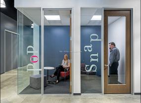 2018游戏公司办公室玻璃隔断装修效果图