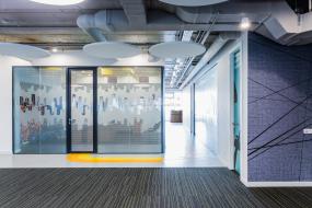 科技公司办公室玻璃隔断图片装修效果图