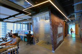 游戏公司办公室玻璃隔断图片装修