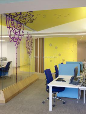 科技公司办公室玻璃隔断装修装潢效果图