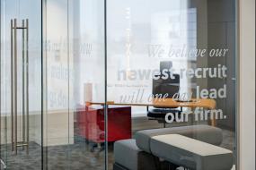 科技公司办公室玻璃隔断装修实景图片大全