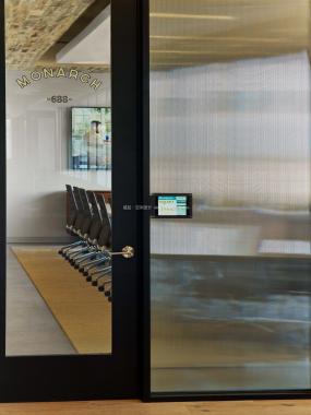 金融公司办公室玻璃隔断设计装饰效果图片