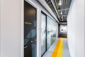 科技公司办公室玻璃隔断装潢图片