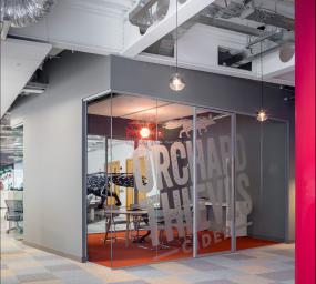 金融公司办公室玻璃隔断装饰图片