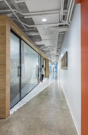 最新金融公司办公室玻璃隔断设计图片