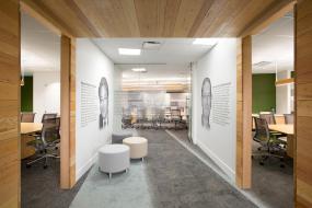 2018年科技公司办公室玻璃隔断装修效果图