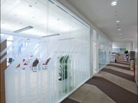 高档金融公司办公室玻璃隔断装修效果图大全