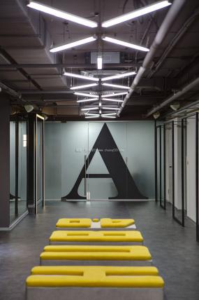 金融公司办公室玻璃隔断装饰设计效果图片