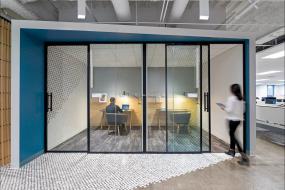 最新金融公司办公室玻璃隔断设计装饰效果图片