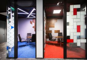 高端游戏公司办公室玻璃隔断装修图片