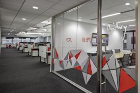 金融公司办公室玻璃隔断设计装修图片