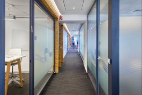 金融公司办公室玻璃隔断设计效果图片